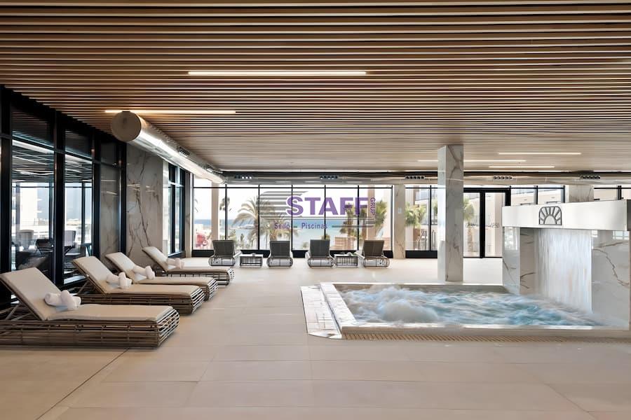 piscinas wellness pequeñas de interior mini spa de obra con hidromasaje y cascada de agua