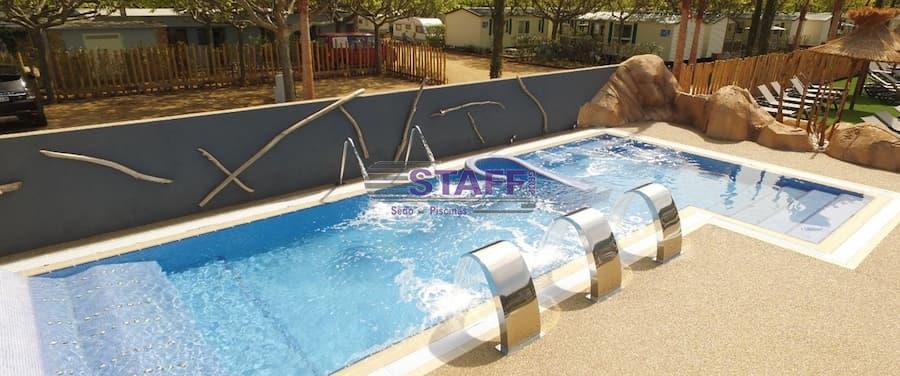 pequeña piscina de líneas rectes con jets de hidromasaje en camping